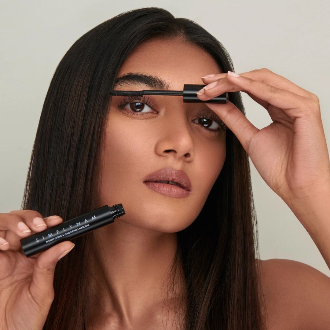 How To Apply Mascara Like A Pro: 6 Things You Should Do